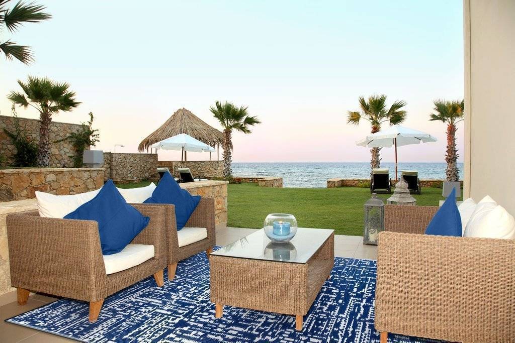 Cosmopolitan True Blue & White Indoor-Outdoor Reversible Rug cvsonia 